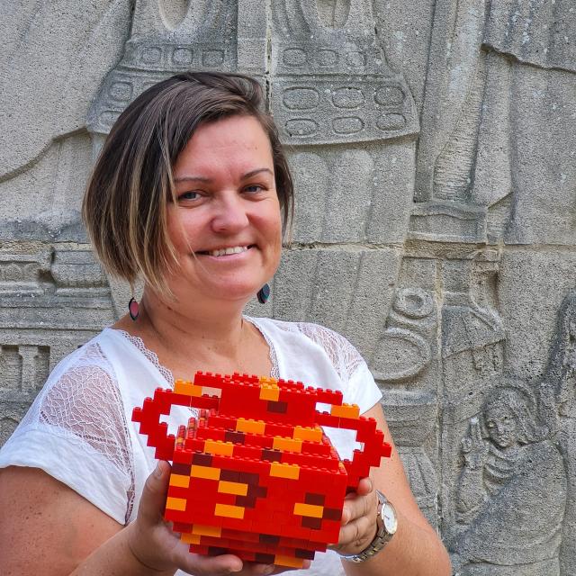 Marie chargée d'accueil et administrative. Fan des actus royales !